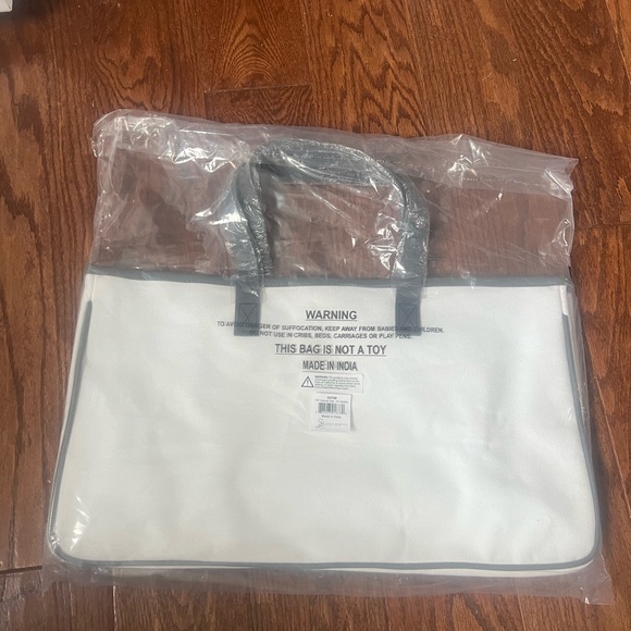 On Holiday Tote - Picture 4 of 4